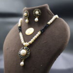 Classic Simple Black Pendant Pearl Necklace - Image 3