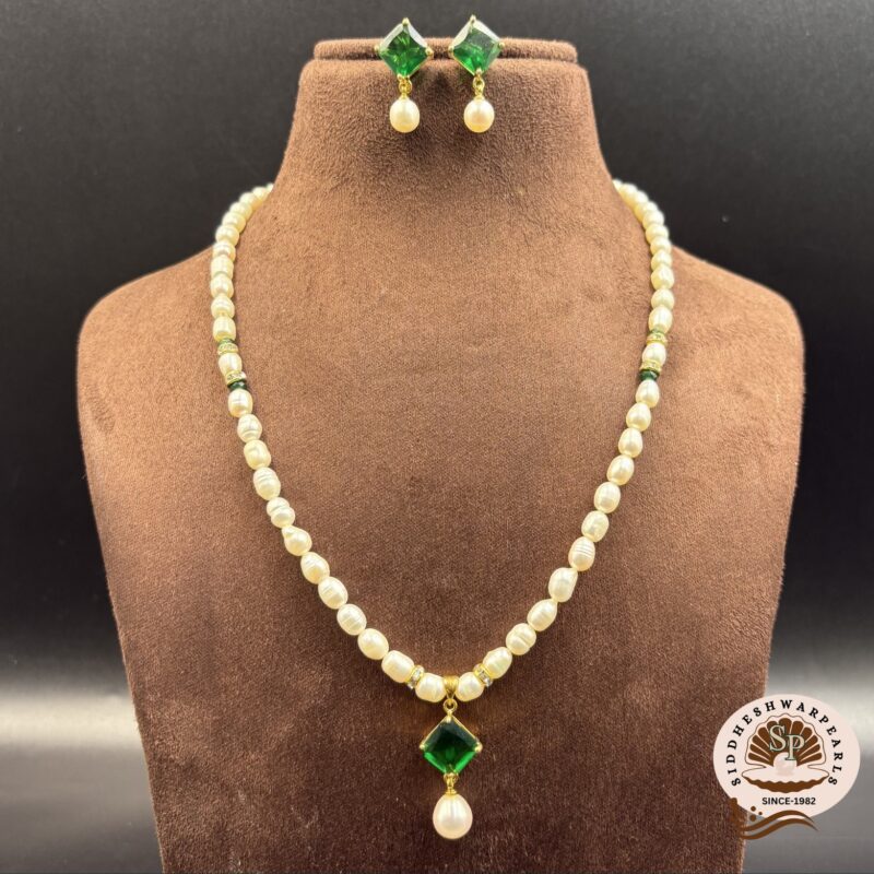 Simple Pearl Pendant Necklace
